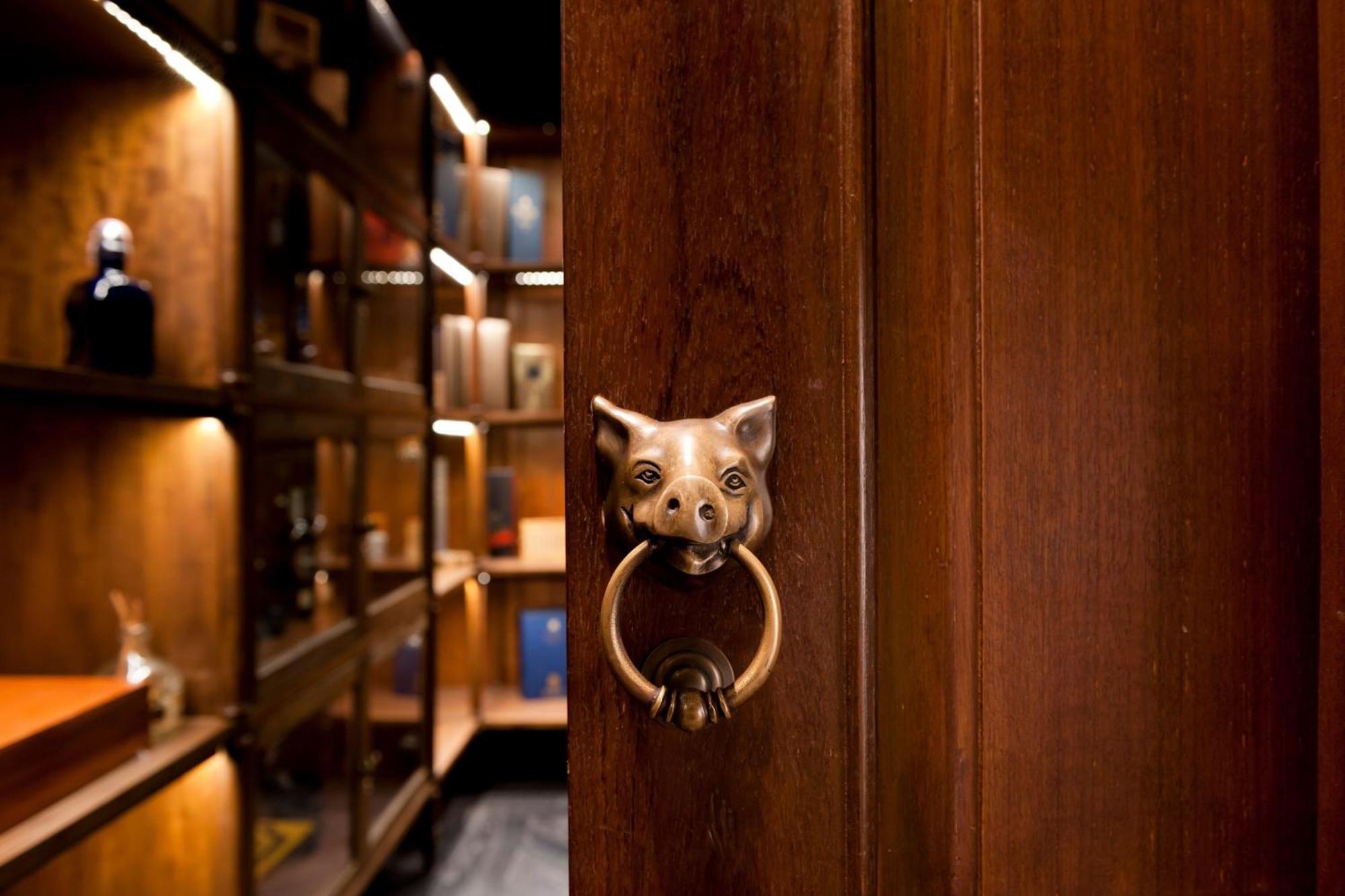 Hotel Muse Bangkok, Autograph Collection Exteriér fotografie The door knocker of the library