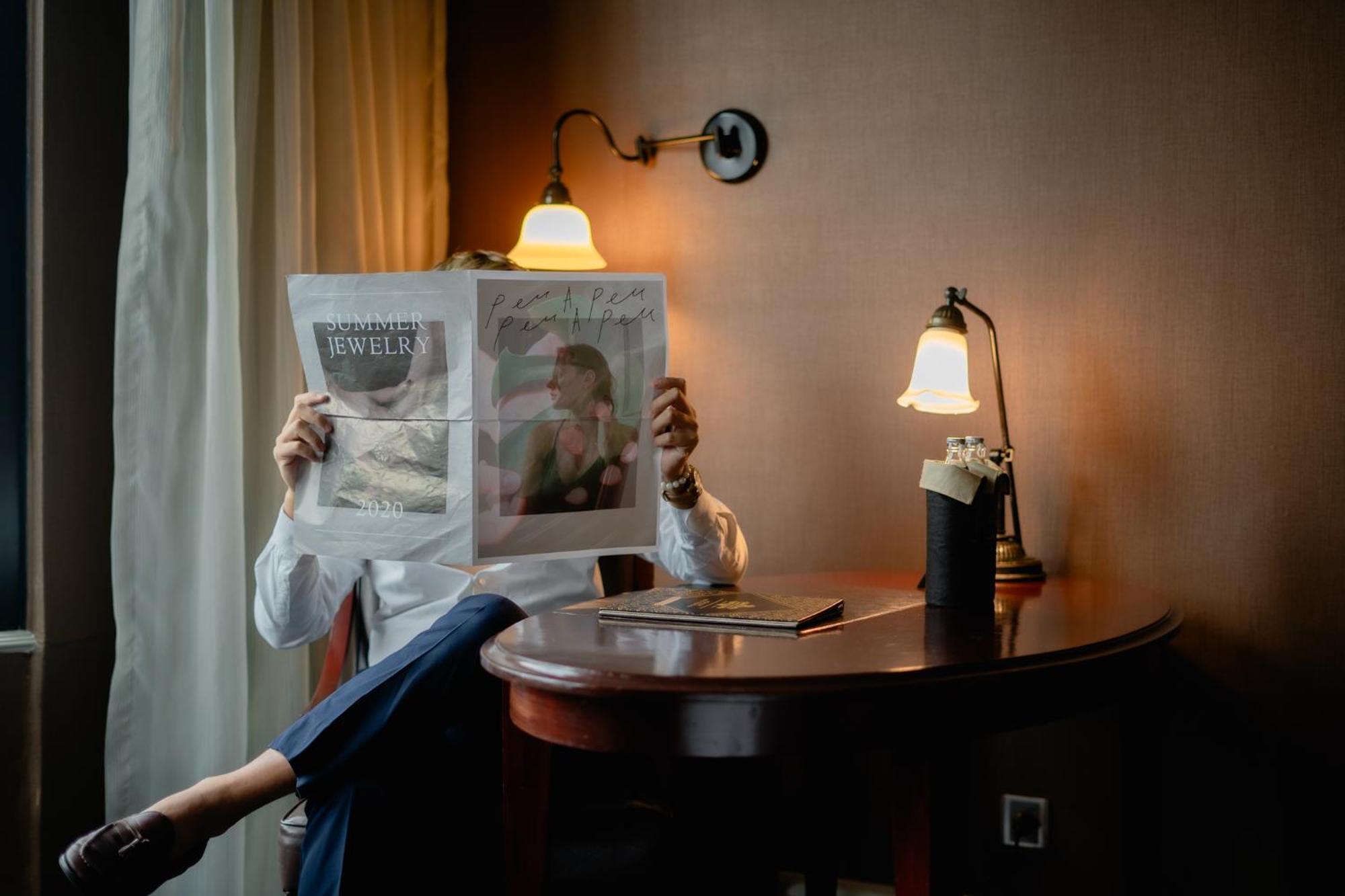Hotel Muse Bangkok, Autograph Collection Exteriér fotografie A woman reading a newspaper