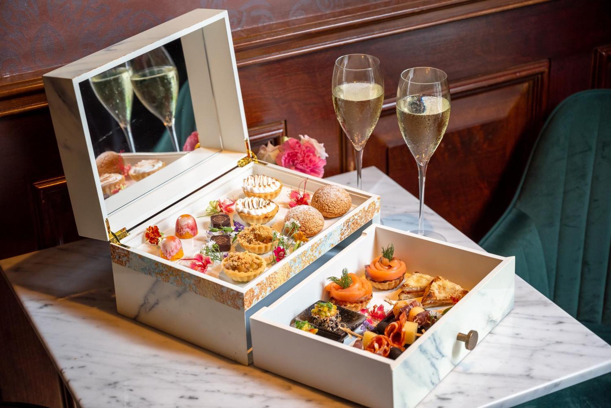 Hotel Muse Bangkok, Autograph Collection Exteriér fotografie Afternoon tea at the Ritz