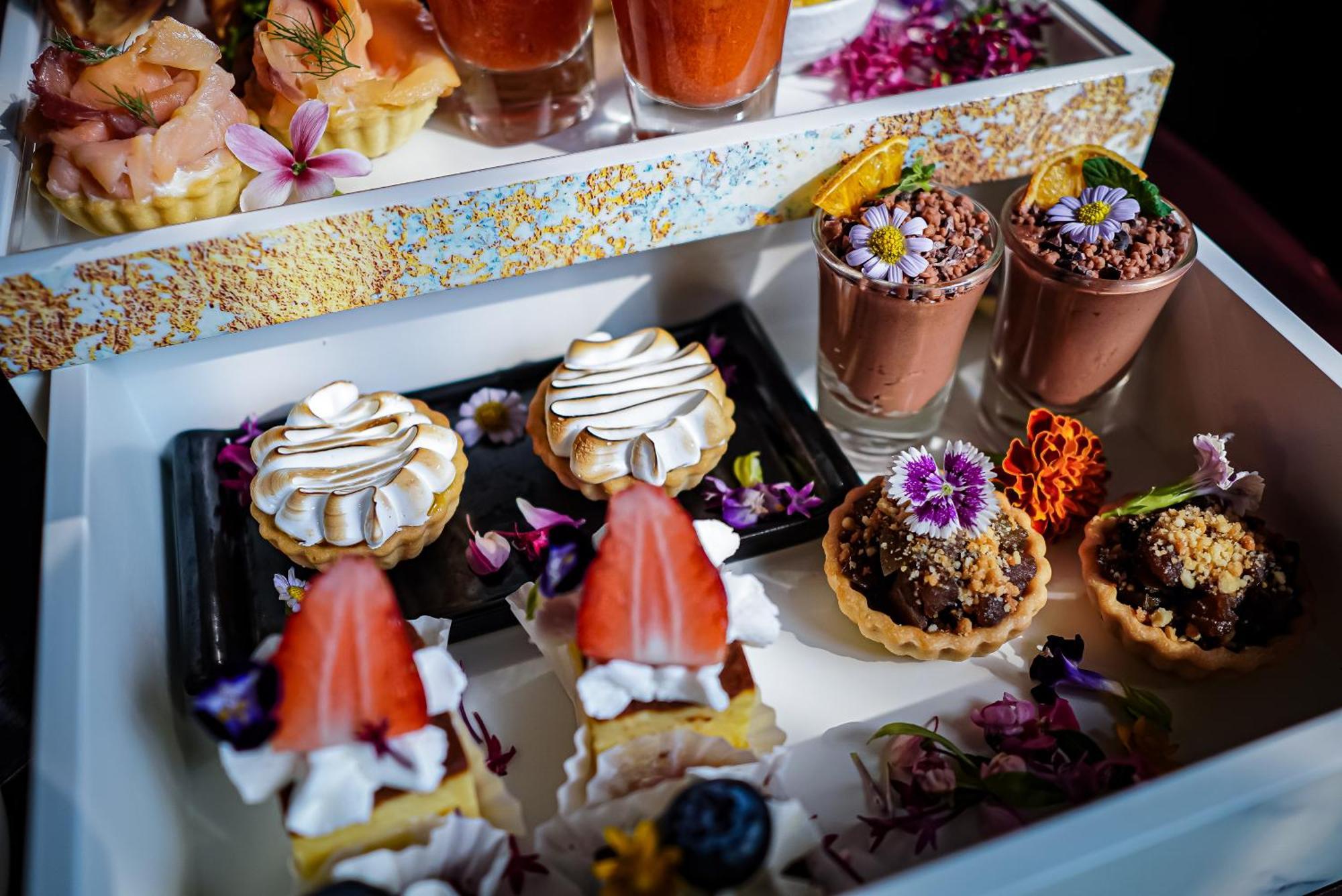 Hotel Muse Bangkok, Autograph Collection Exteriér fotografie A selection of desserts