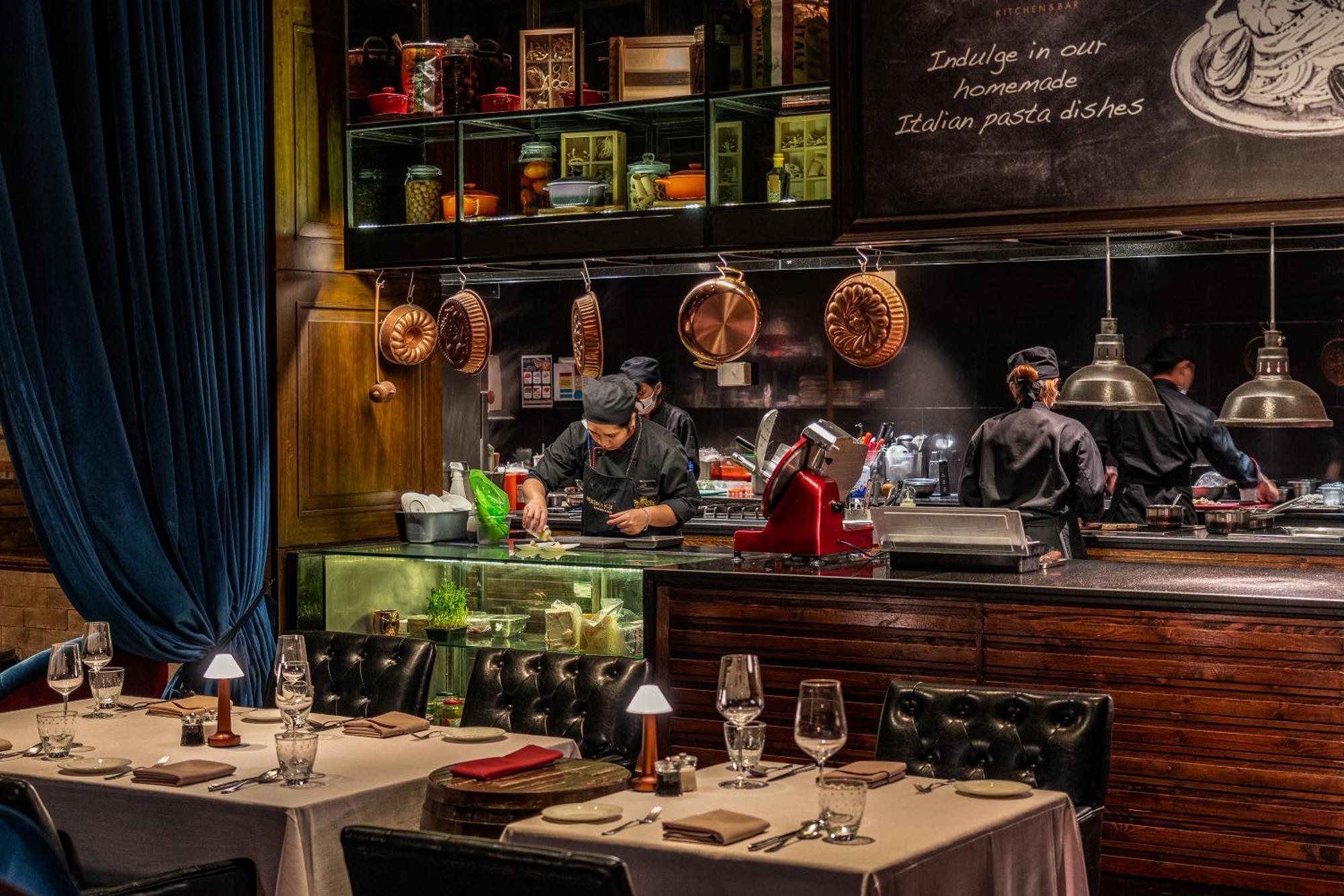 Hotel Muse Bangkok, Autograph Collection Exteriér fotografie The open kitchen at the restaurant