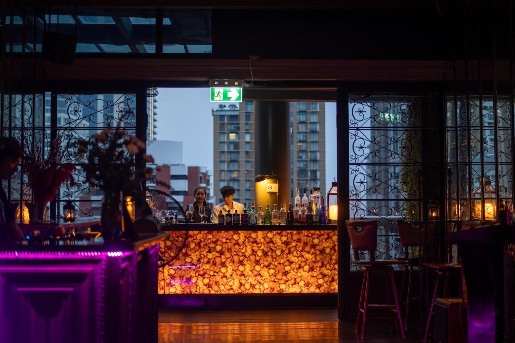 Hotel Muse Bangkok, Autograph Collection Exteriér fotografie The bar at the top of the hotel